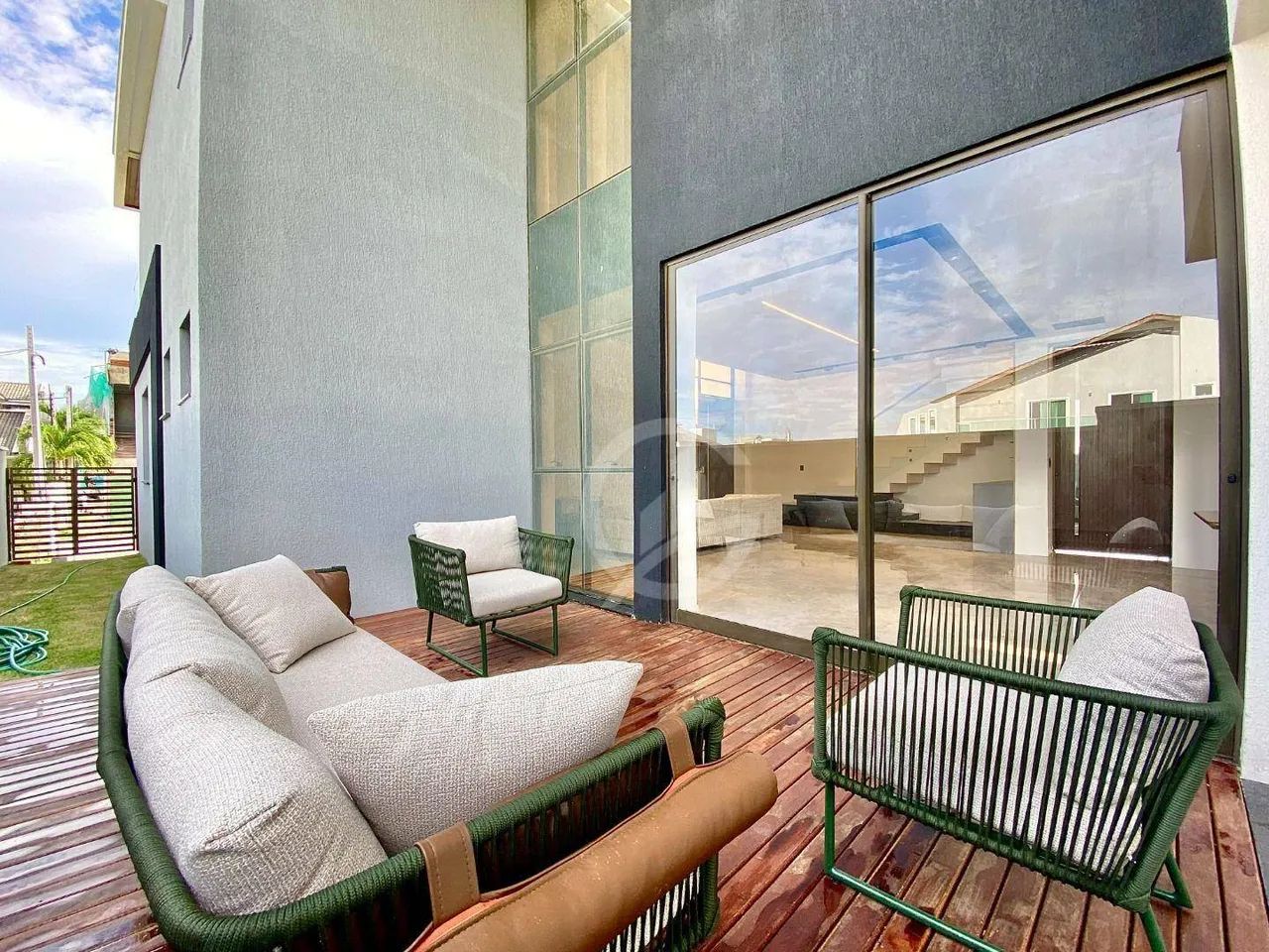 Volumetria e elegância a definem, uma bela casa de esquina para chamar de sua - Foto 5