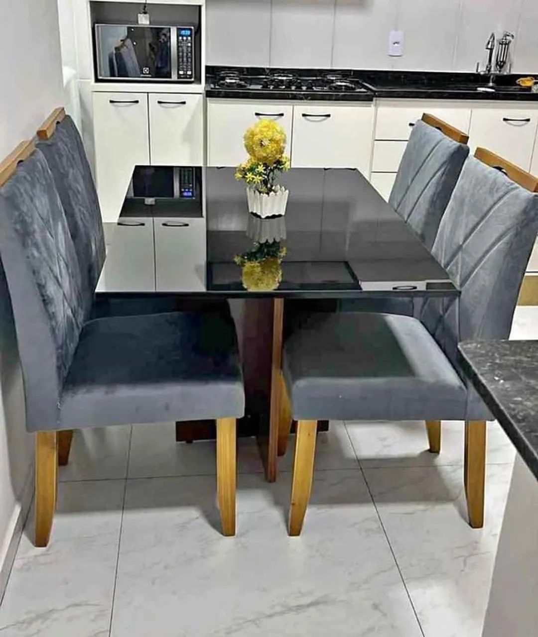 Mesa de jantar tampo com vidro e cadeiras em madeira maciça  - Foto 3