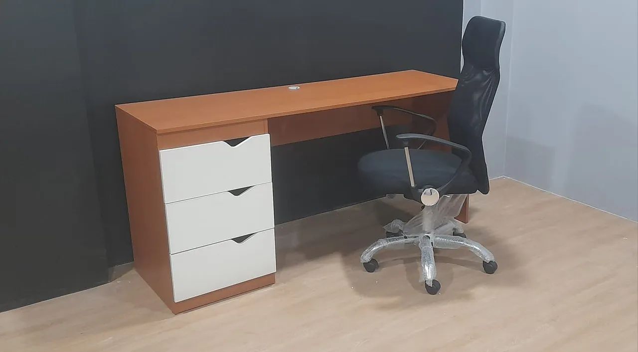 Conjunto mesa e cadeira 