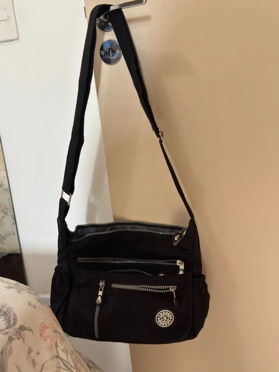 Bolsa transversal preta com vários compartimentos - Foto 2