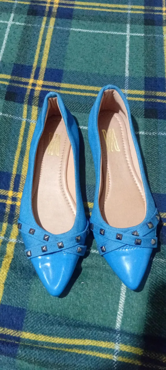 Sapatilhas azuis com detalhes em metal