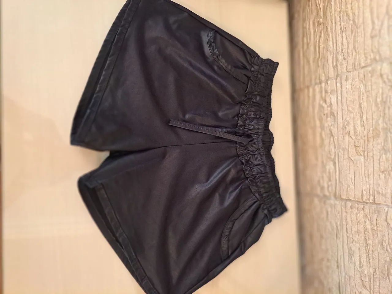 Short de couro sintético preto
