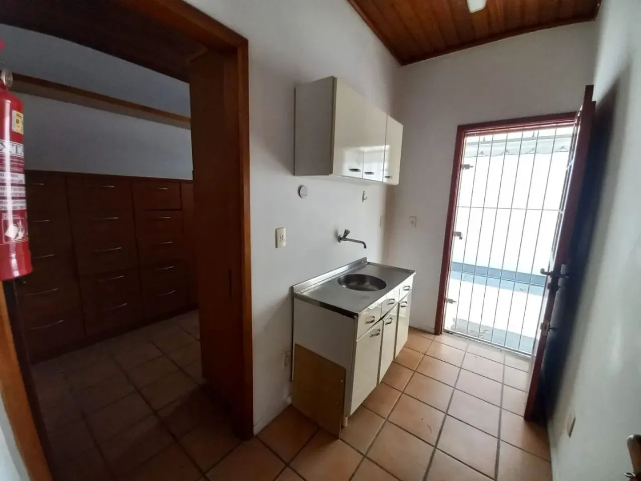 Locação no Centro de Florianópolis! Casa comercial com 107m² construídos e 4 vagas de gara - Foto 5