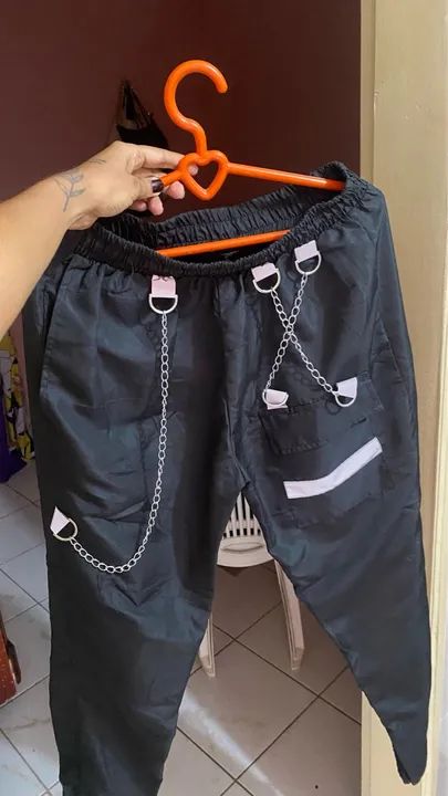 Calça jogger preta com correntes - Foto 2