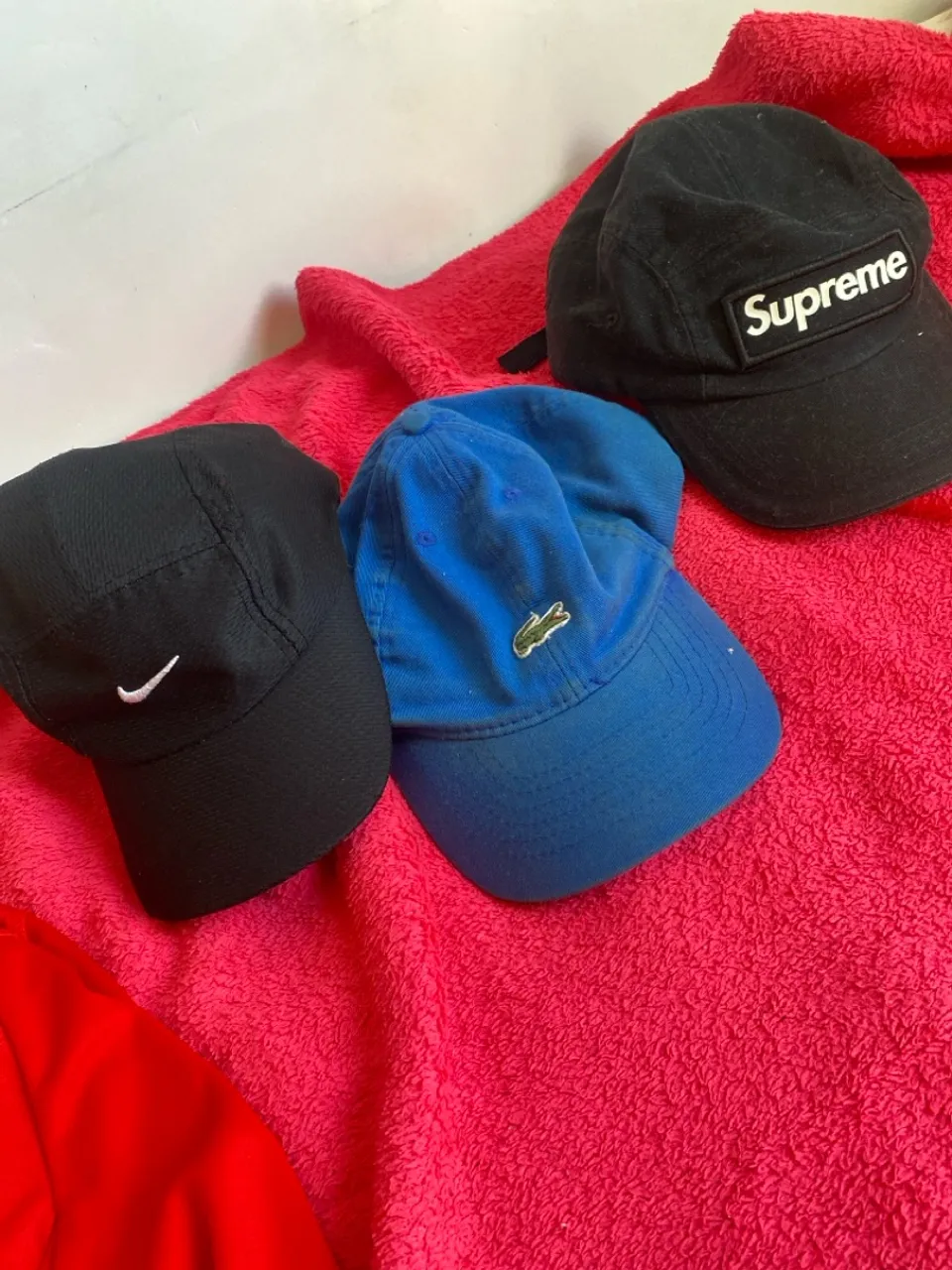 Bonés Nike, Lacoste e Supreme