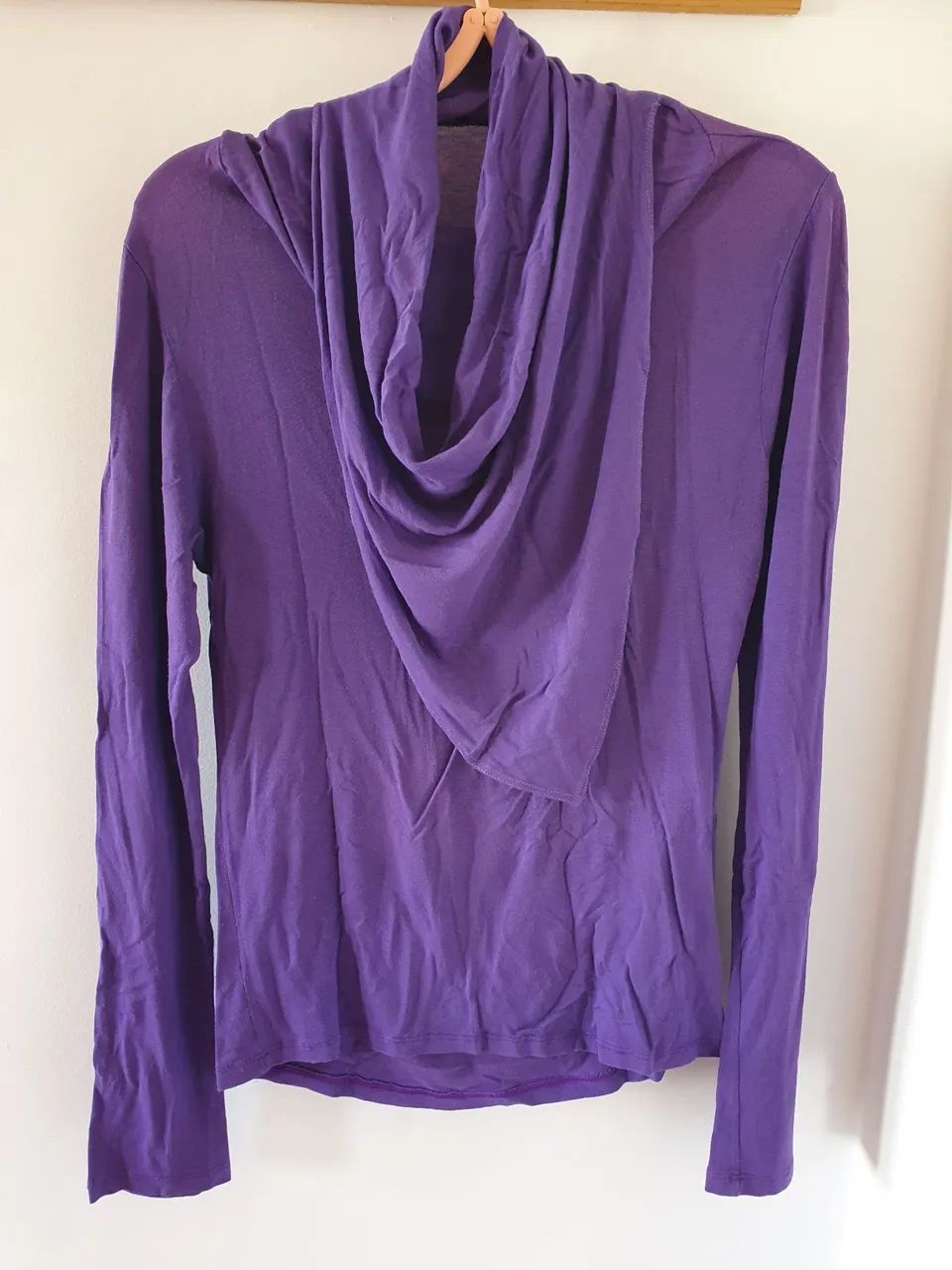 Blusa roxa com gola drapeada