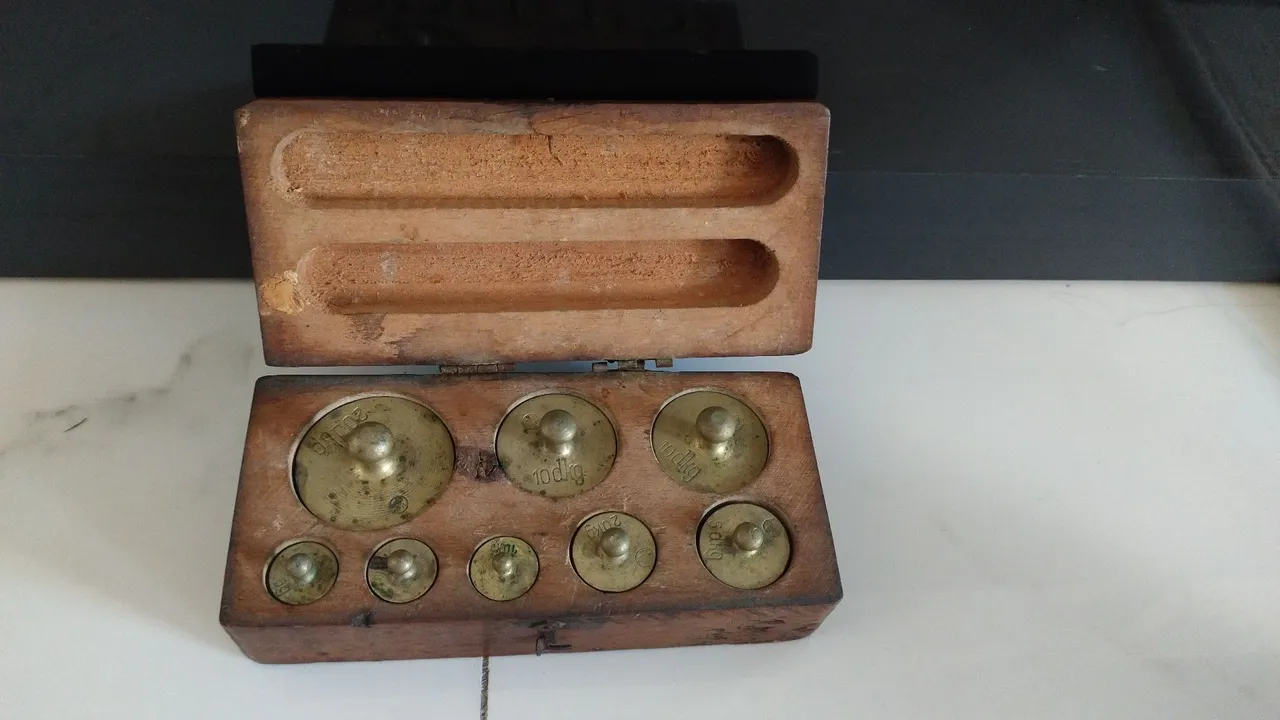 Conjunto de pesos timbrados e antigos com cepo. 10dkg -10 decagrama equivale 100 gramas