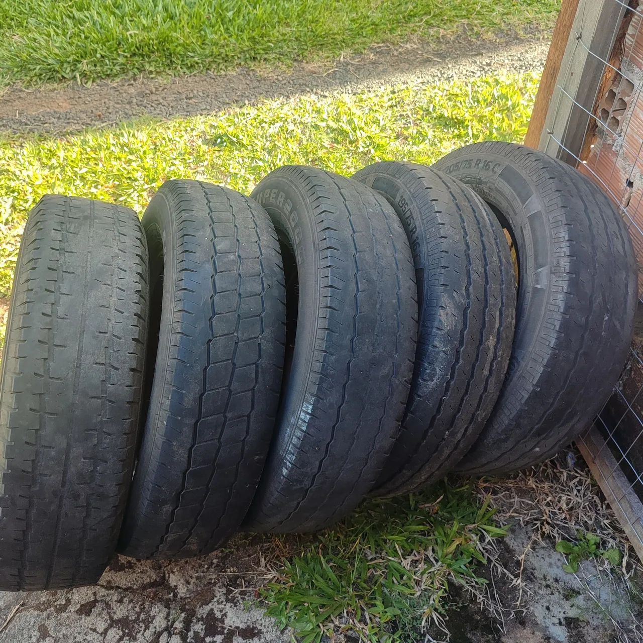 Pneus  205/75 Aro 16 