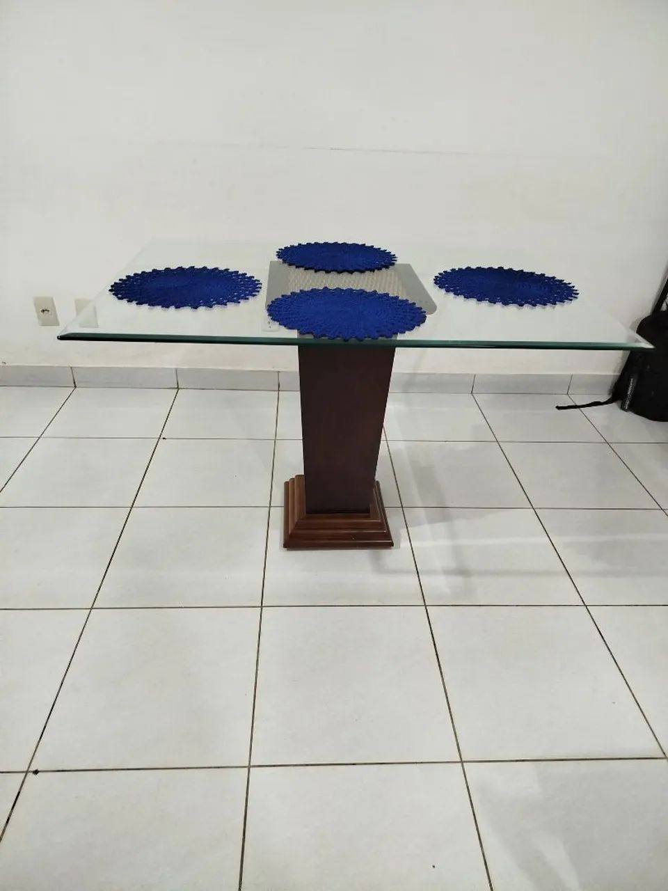 Mesa de vidro (Tam. 1.20 X 0.90) com base em madeira