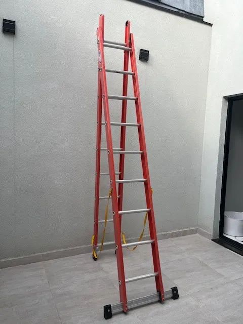 Escada tesoura dupla em fibra de vidro 18 degraus
