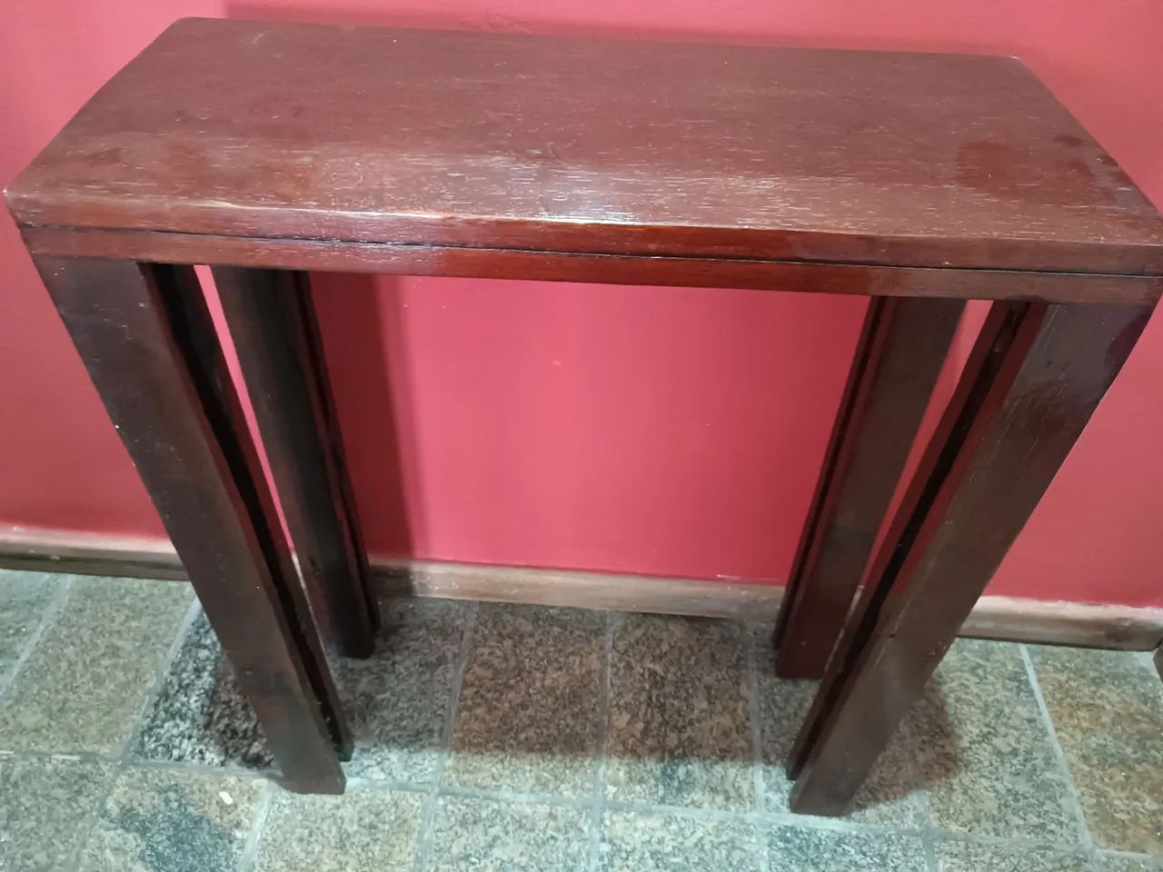 Mesa decorativa em madeira maciça