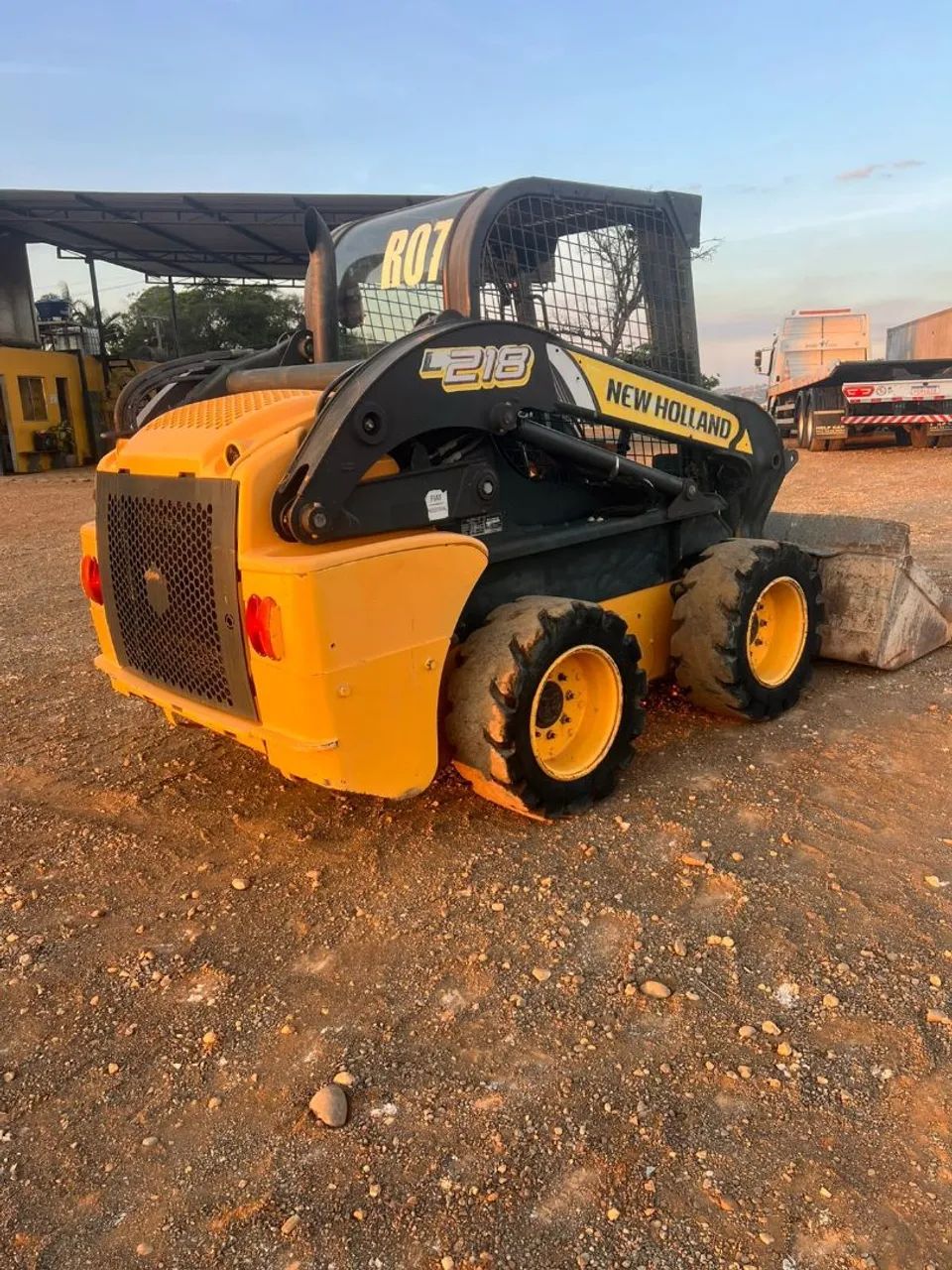 Mini Pá Carregadeira New Holland L218 - Foto 3