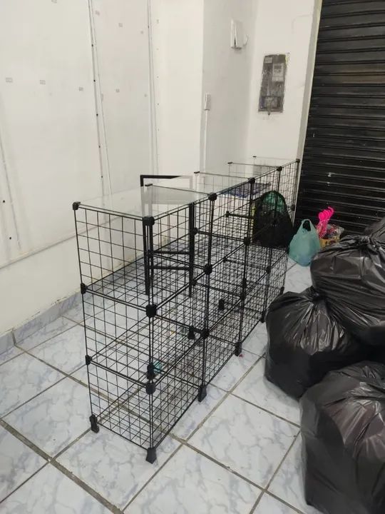 Balcão amarado com tampo em vidro