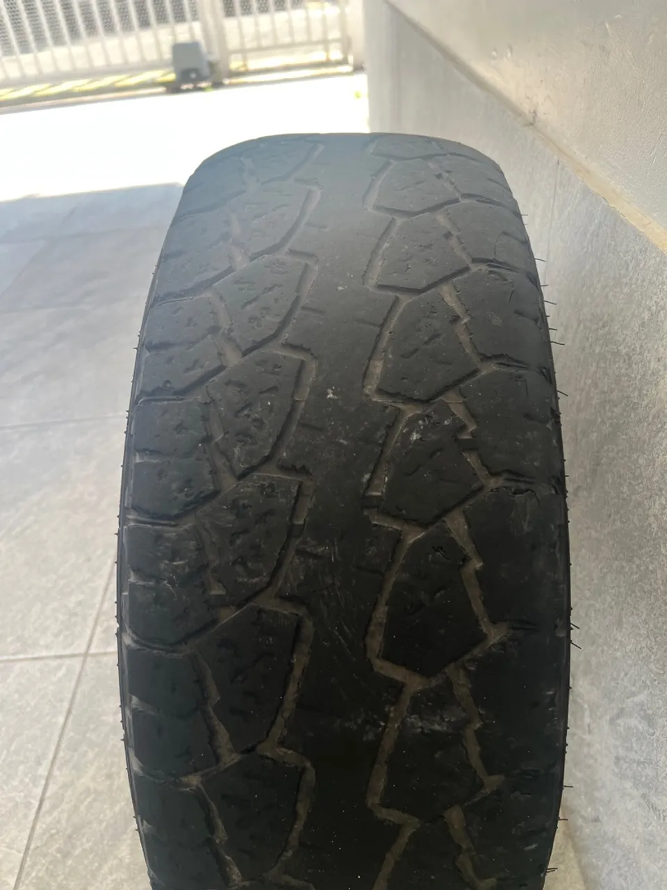 2 Pneus 235 65 R16 BOM ESTADO, HANKOOK e GOODYEAR