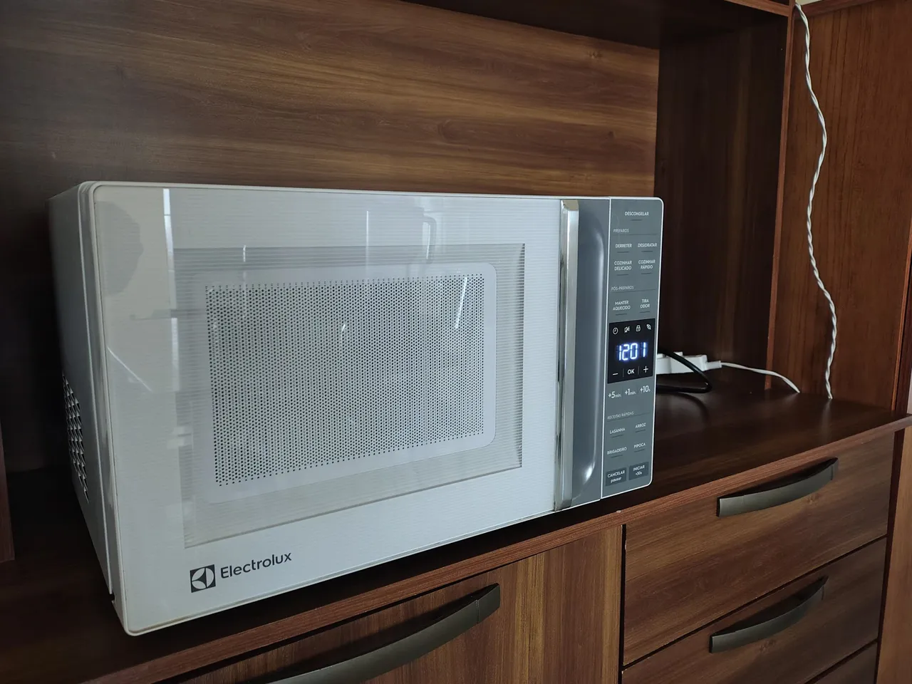 Microondas Electrolux 23 L com design moderno