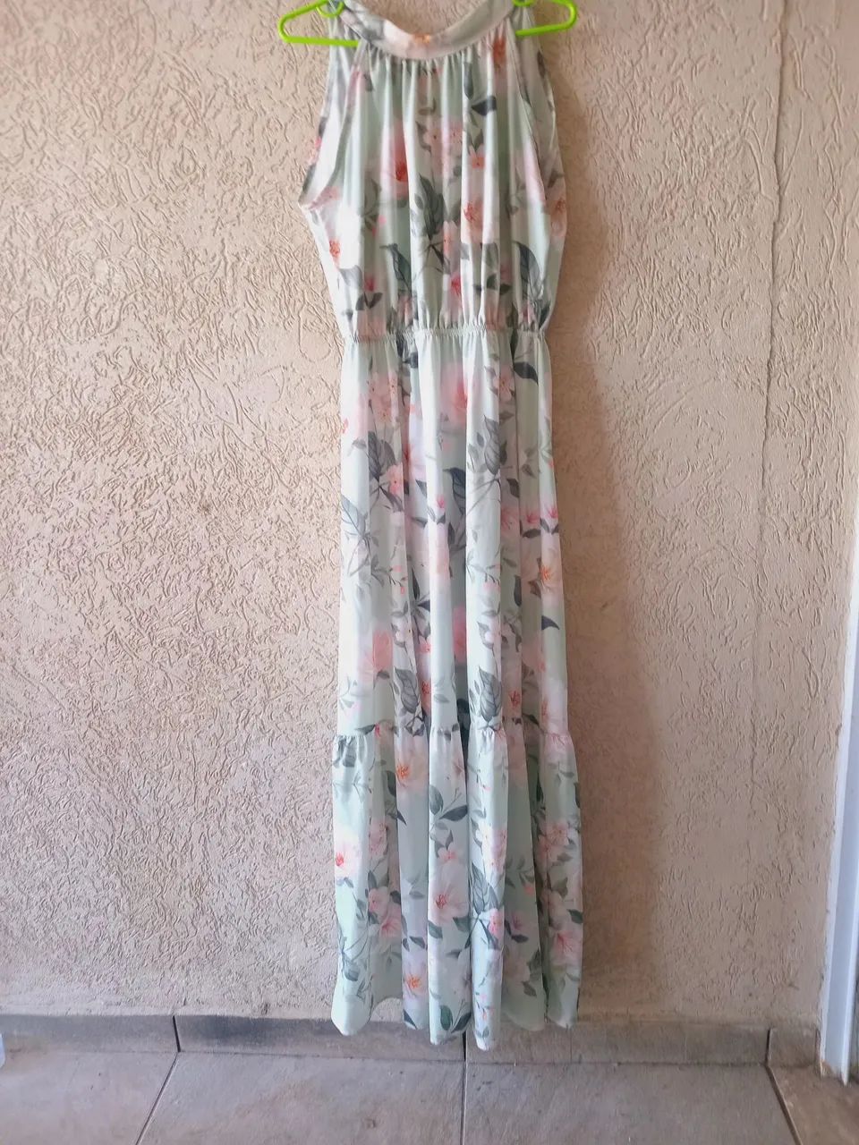 Vestido longo floral com detalhes delicados - Foto 2