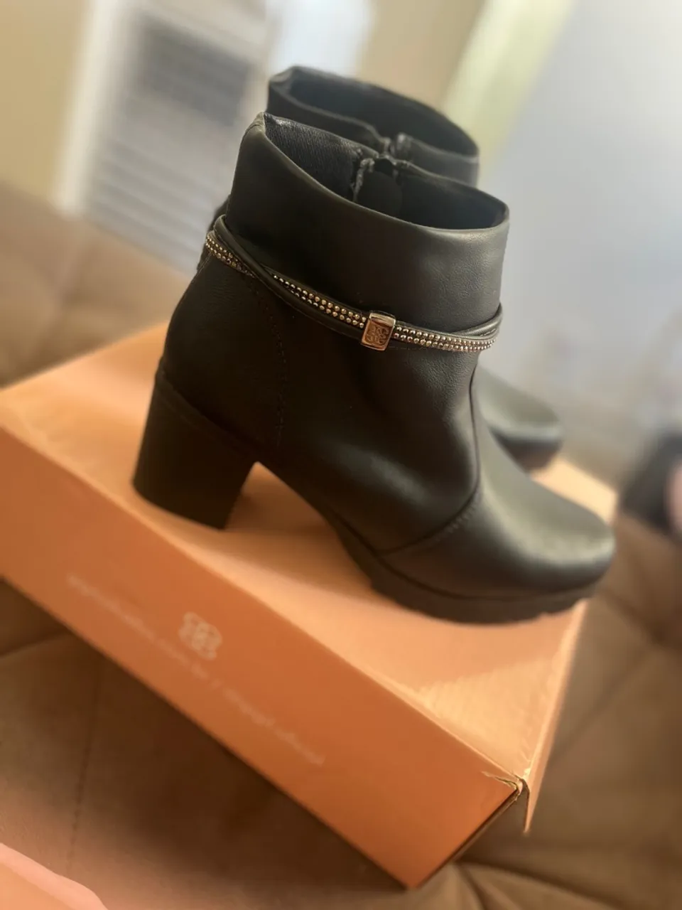 Bota preta feminina com detalhes