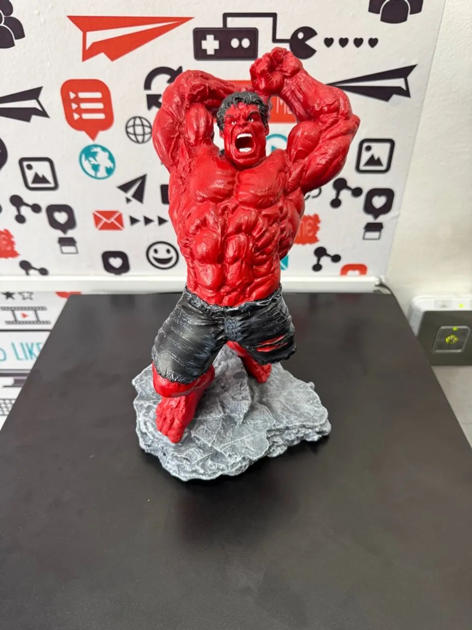 Action figure Hulk vermelho 