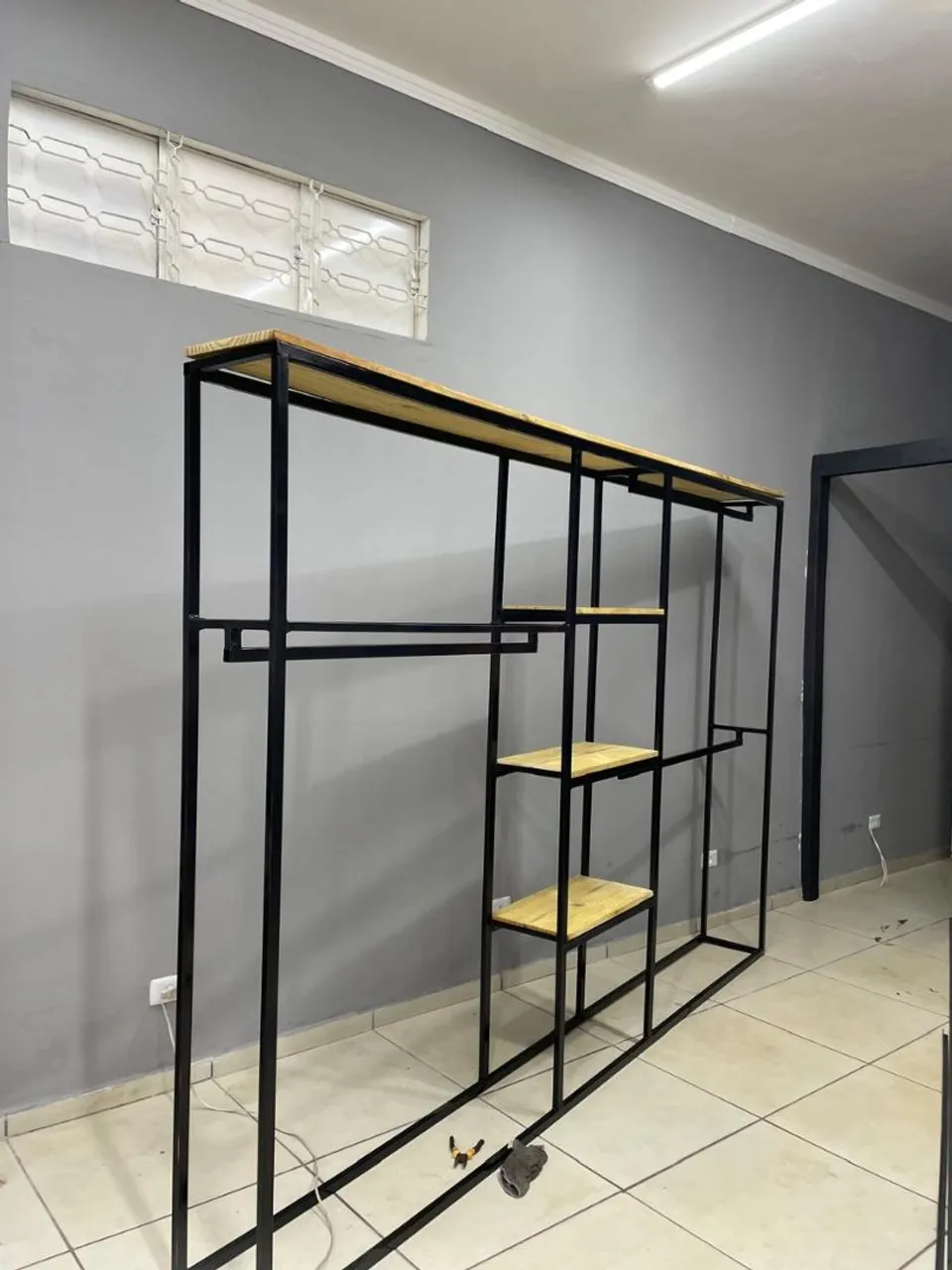 Expositor de roupas em ferro e madeira