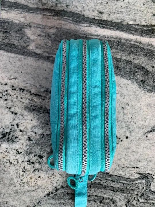 Linda Mochila escolar e estojo 3 divisorias verde em ótimo estado. - Foto 2