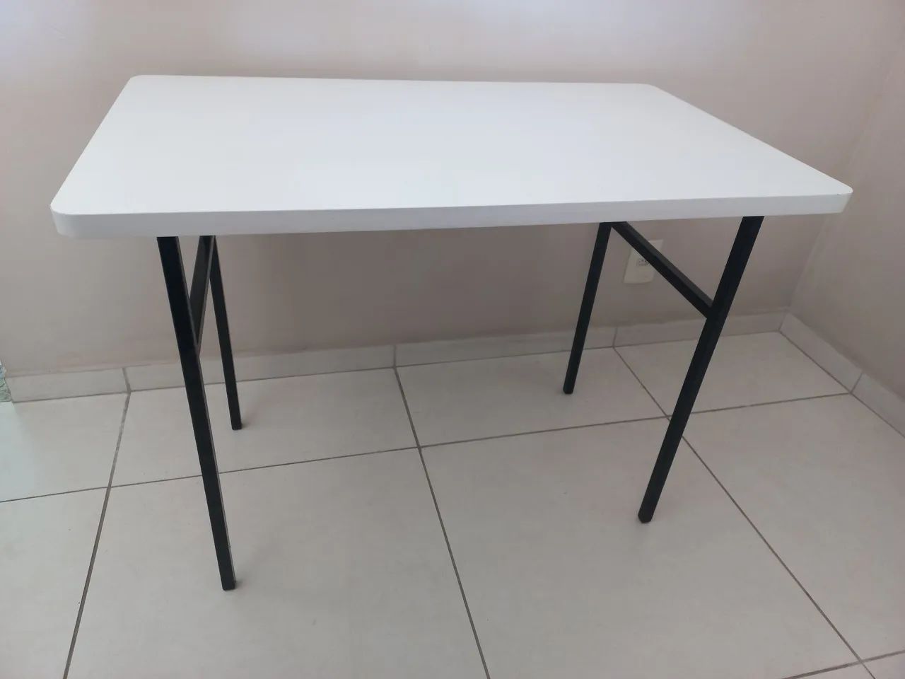 Mesa gamer branca com estrutura em ferro preta65570224336643121
