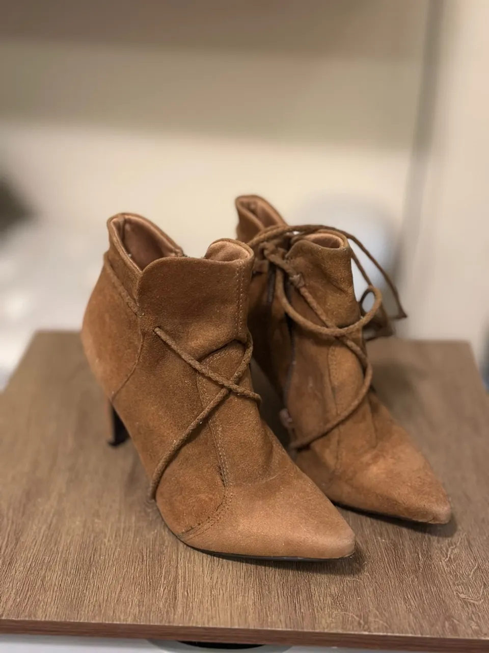 Botas de camurça marrom com cadarço