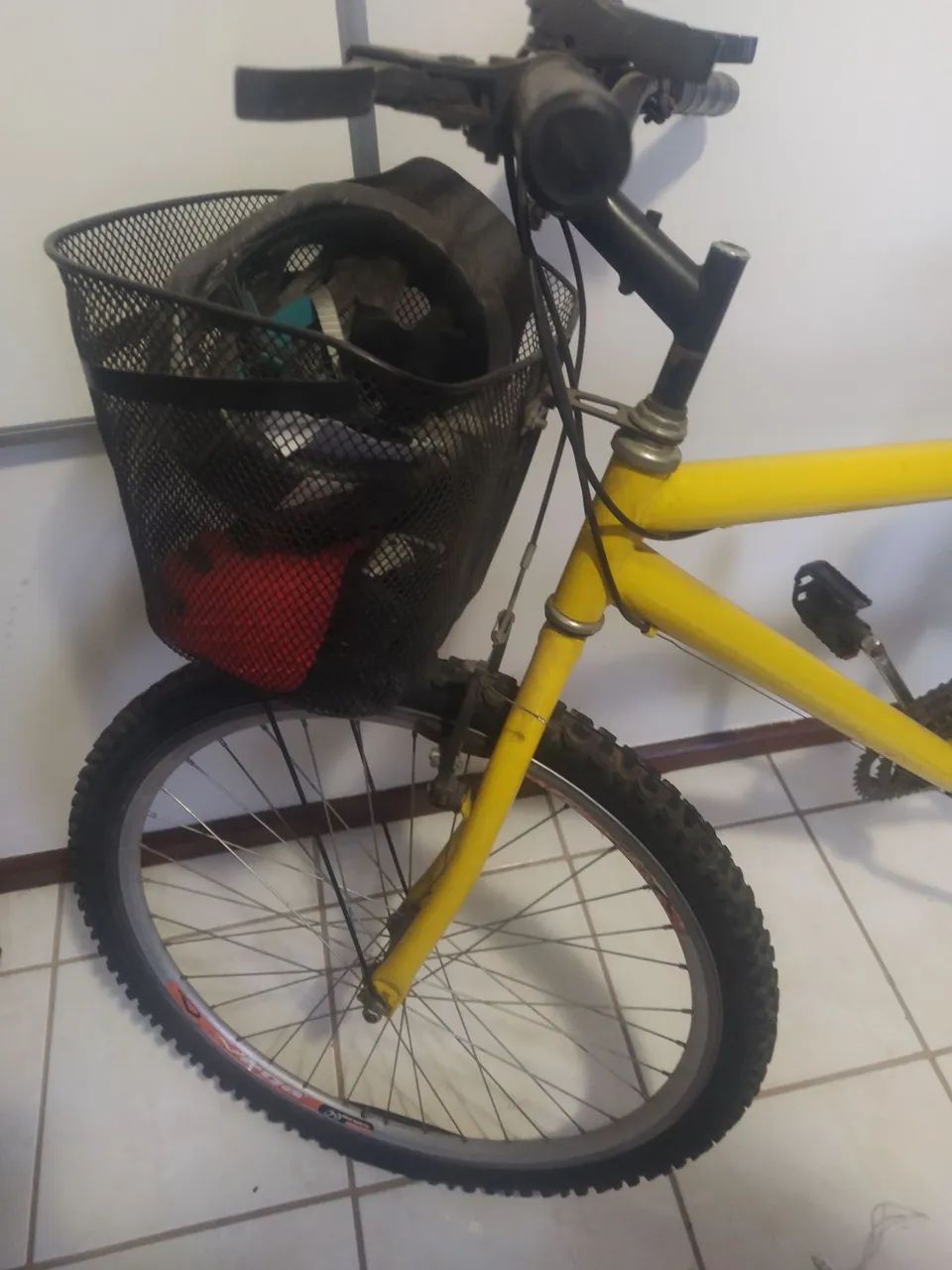 Bicicleta amarela com cesta - Foto 2