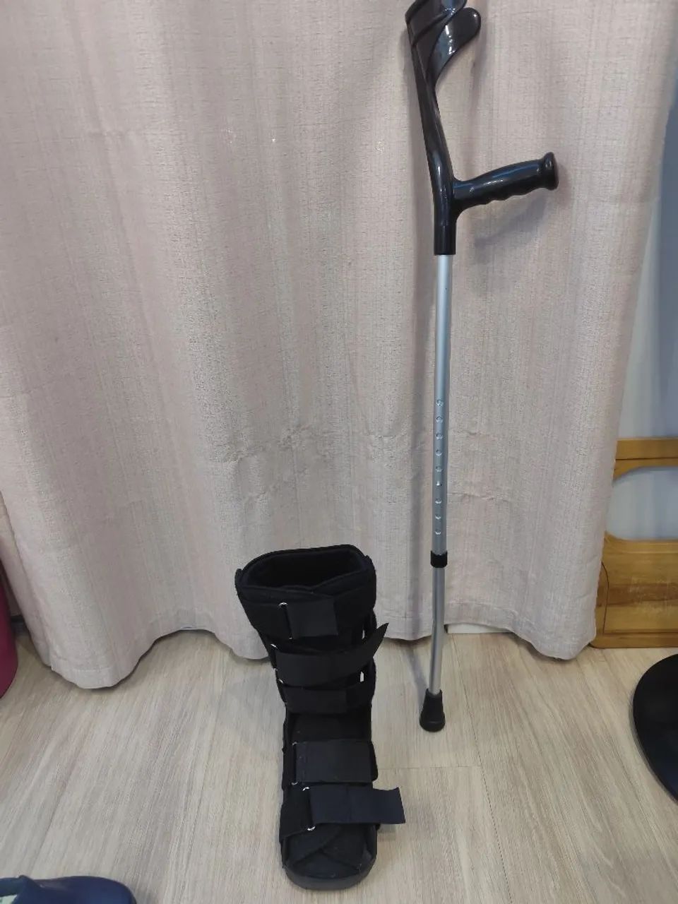 Muleta canadense e bota ortopédica mercur