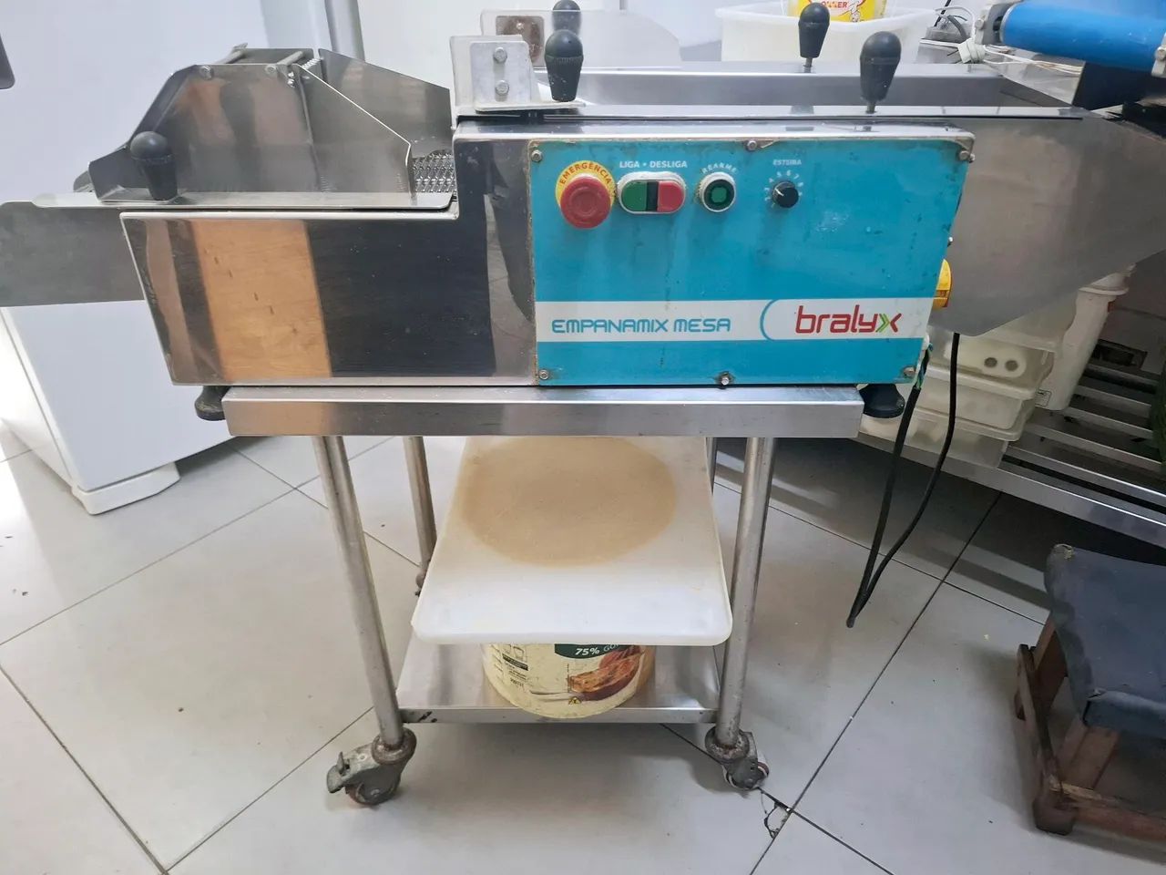 Máquina empanadeira de salgados - EMPANAMIX MESA  - Otimo Estado  - Foto 2