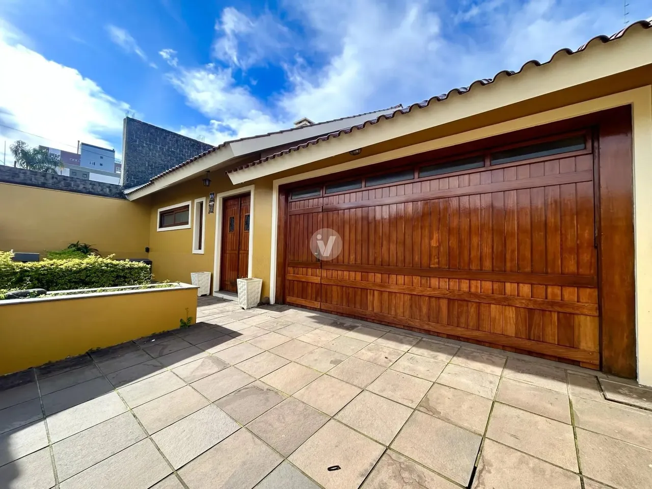Casa 3 dormitórios, pátio, bem distribuída no bairro Medianeira.