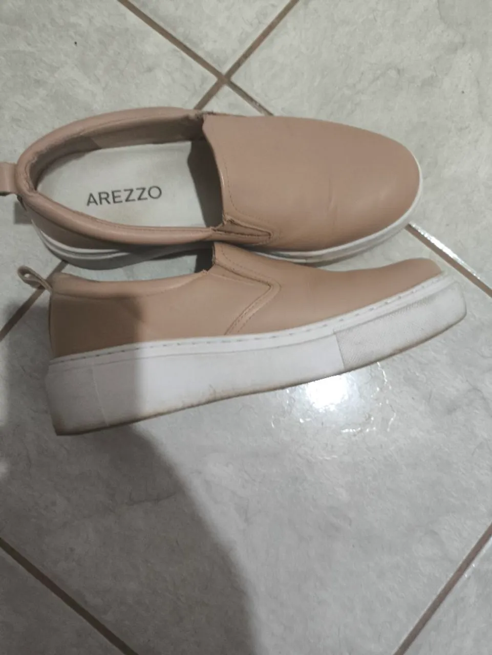Tênis em couro Slip On Arezzo Bege