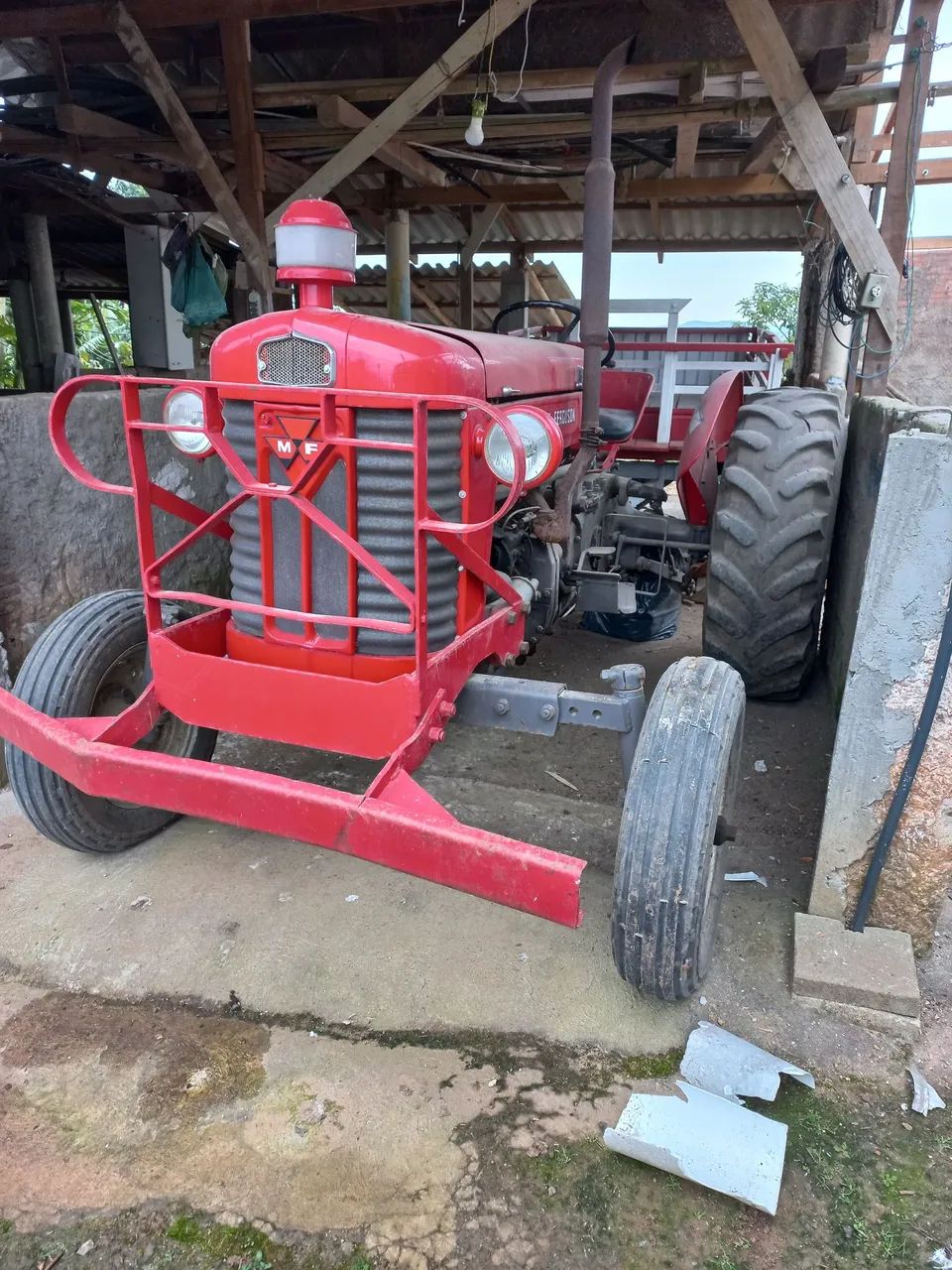 Trator Massey Ferguson - Vermelho com implementos
