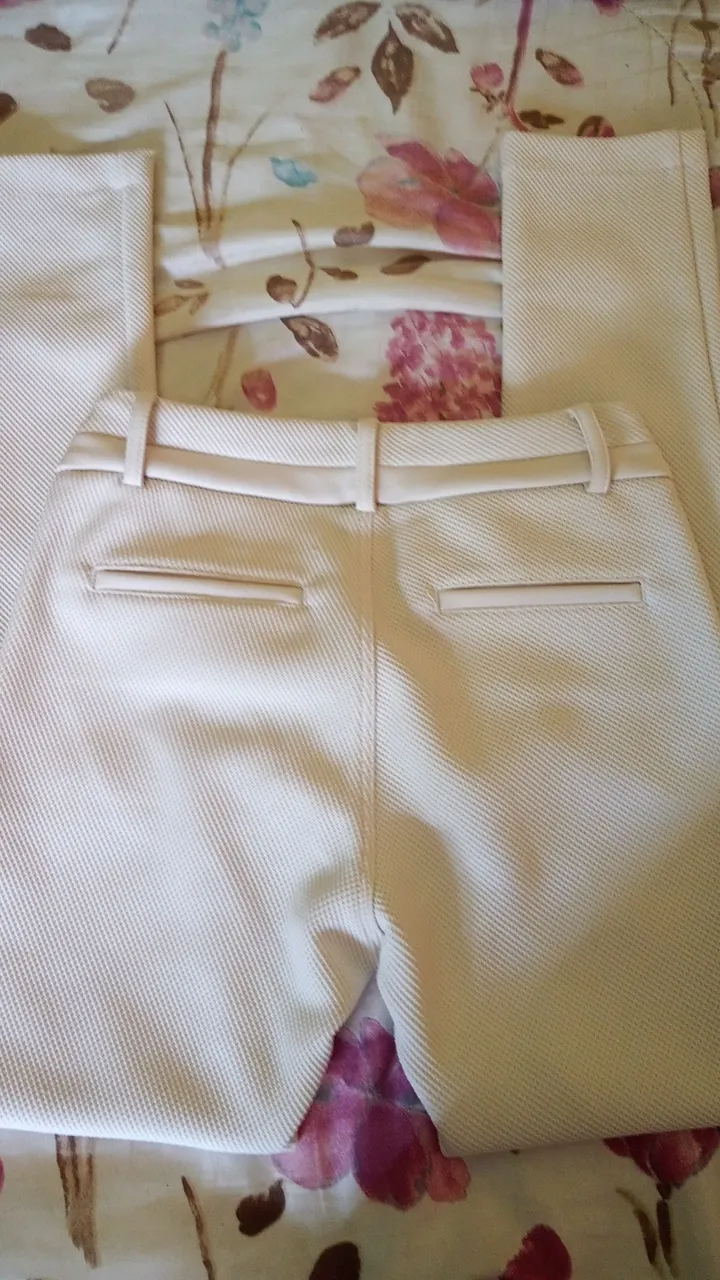 Calça branca feminina de tecido leve