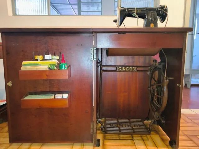 Máquina de costura Singer número de série RA212121 fabricada em 1951 - Foto 2