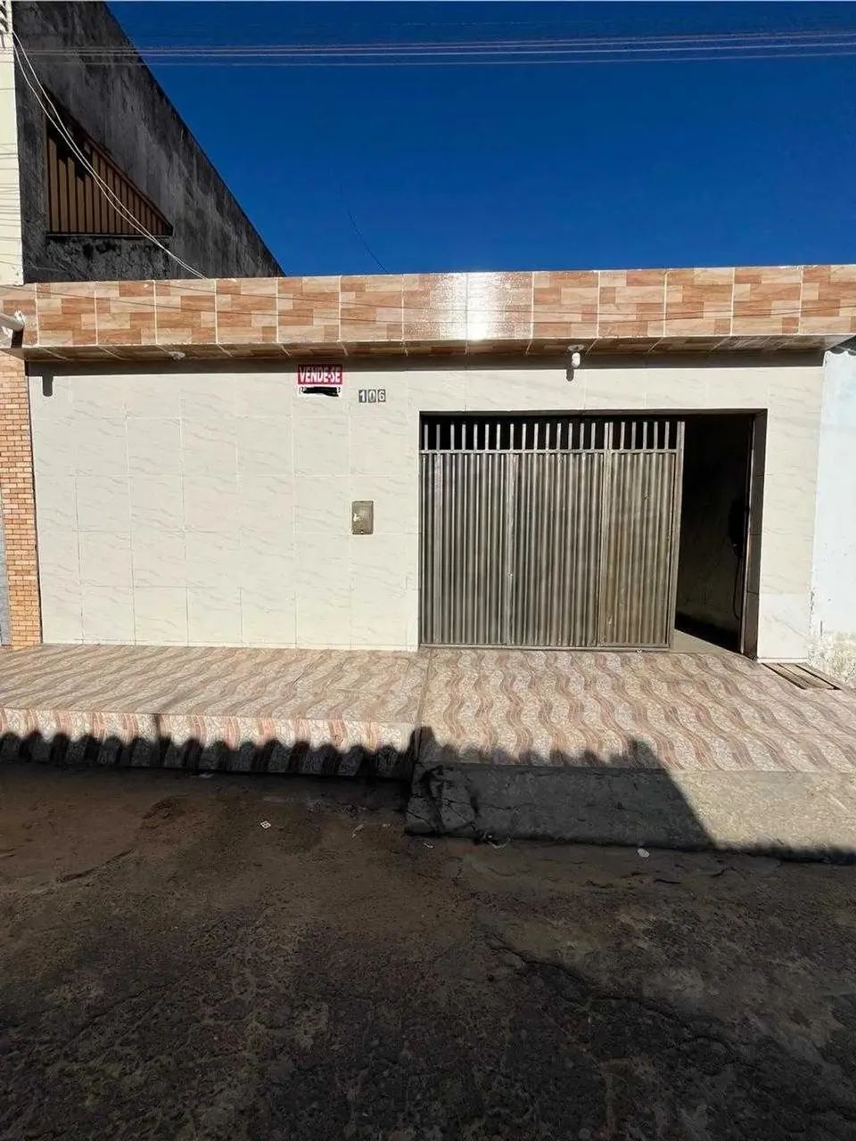 CASA EM RUA PÚBLICA - EDUARDO GOMES