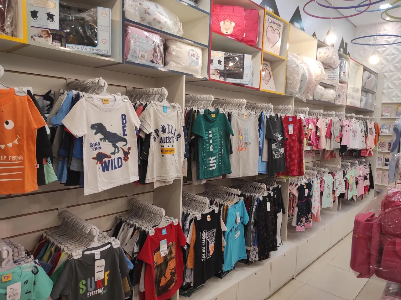 Móveis para loja de roupas infantis