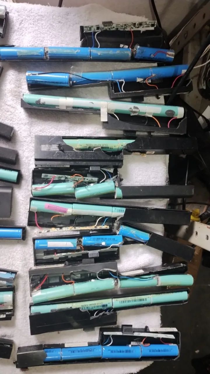 40 baterias de notebook para reciclagem - todas de 4 células de litio 18650 - Foto 3