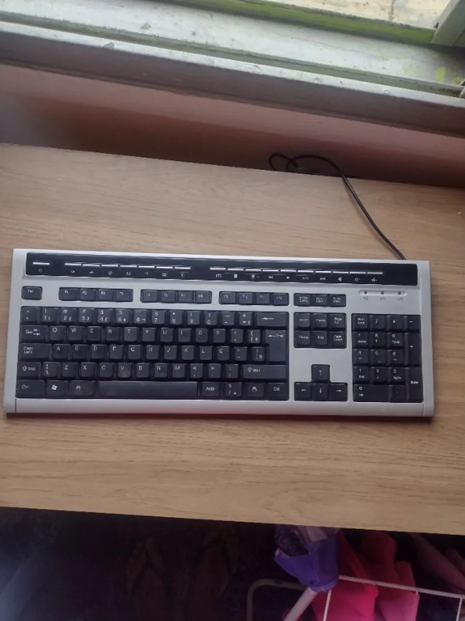 Teclado em bom estado é funcionando perfeitamente 