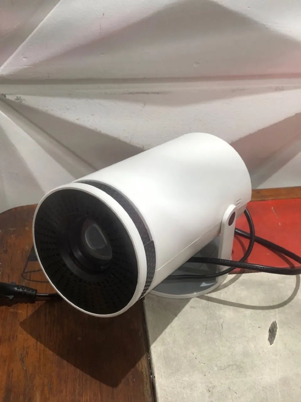 Projetor Portátil Branco - Qualidade de Imagem Incrível!