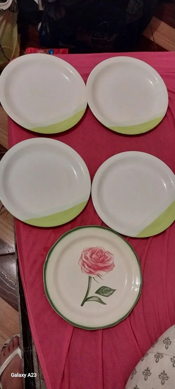 Conjunto de Pratos de Porcelana Decorados