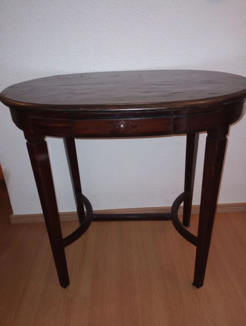 Mesa de canto oval com gaveta - Madeira escura - Foto 5