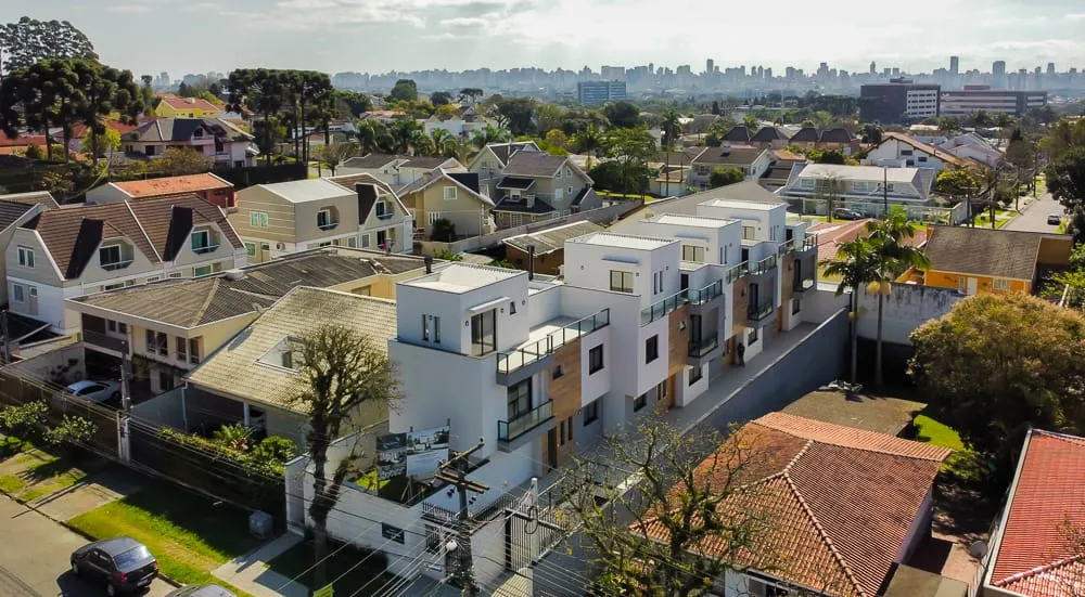 Guabirotuba, Sobrado em Condomínio, terraço descoberto e 2 vagas paralelas no subsolo, à v
