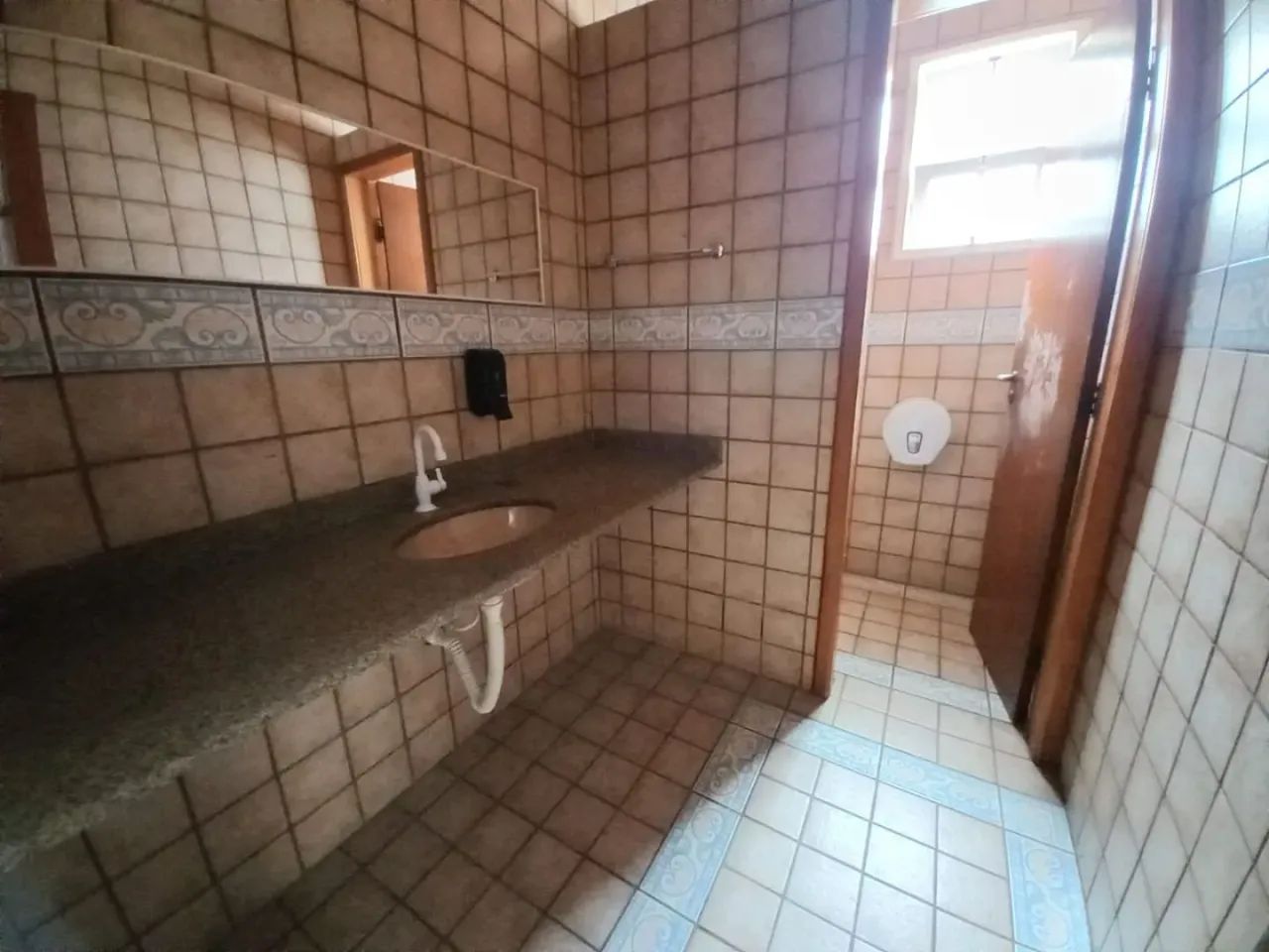 Locação no Centro de Florianópolis! Casa comercial com 107m² construídos e 4 vagas de gara - Foto 11