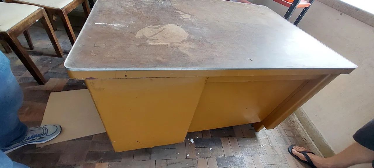 Escrivaninha de metal amarela com gavetas - Foto 4