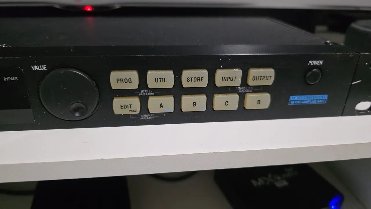 Alesis Midiverb 4 - com pedal controlador de Midi Boss FC-50 - Foto 2