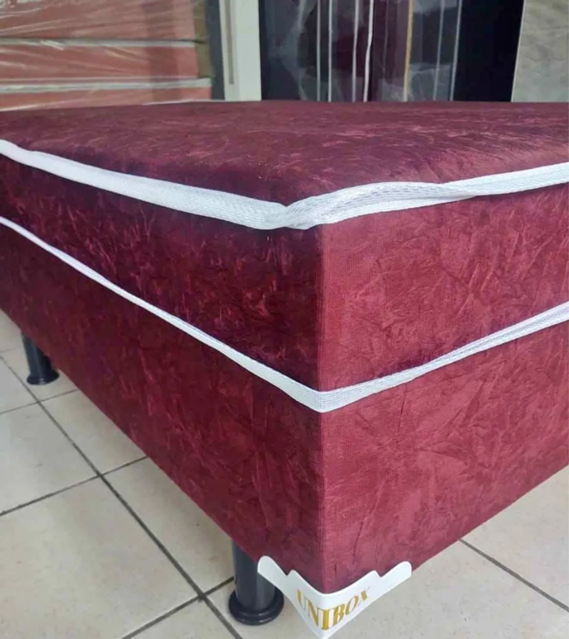 Cama Box Azul Marinho com Detalhes Brancos