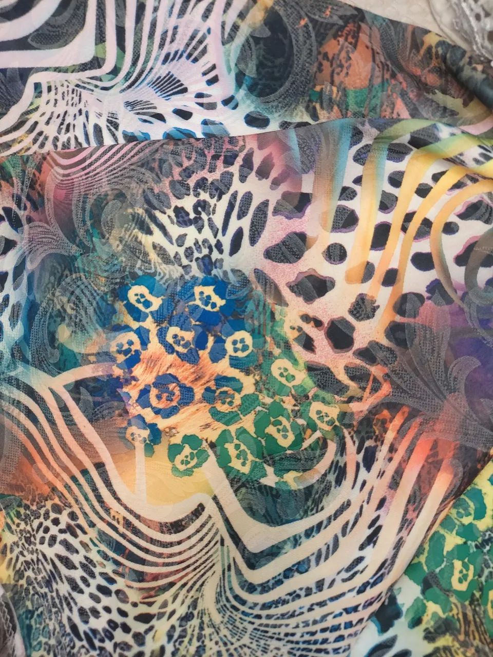 Macacão branco com renda e estampada - Foto 3