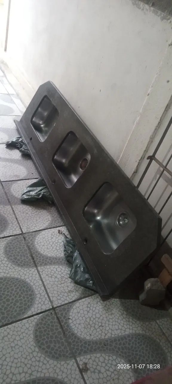 Mármore com 3 cubas em inox,3 mangotes cromados