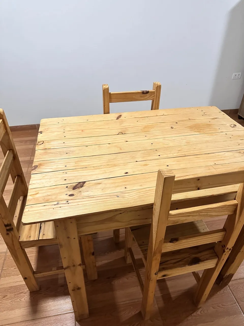 Mesa e 3 cadeiras de madeira