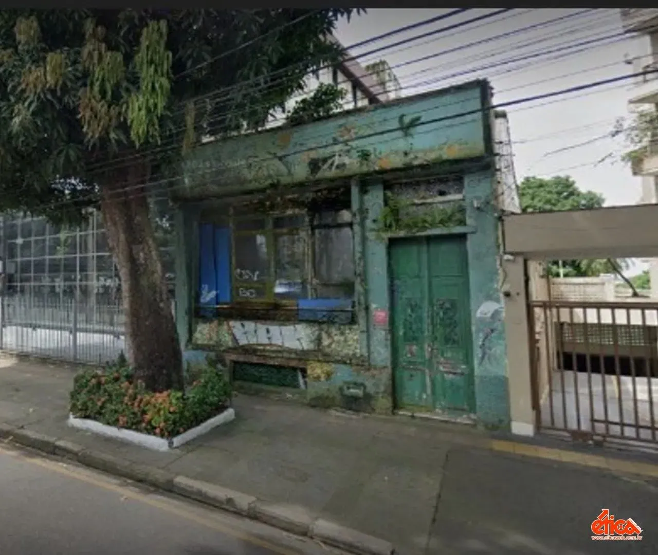 Imovel na Av. Magalhães Barata em frente ao Colegio Gentil